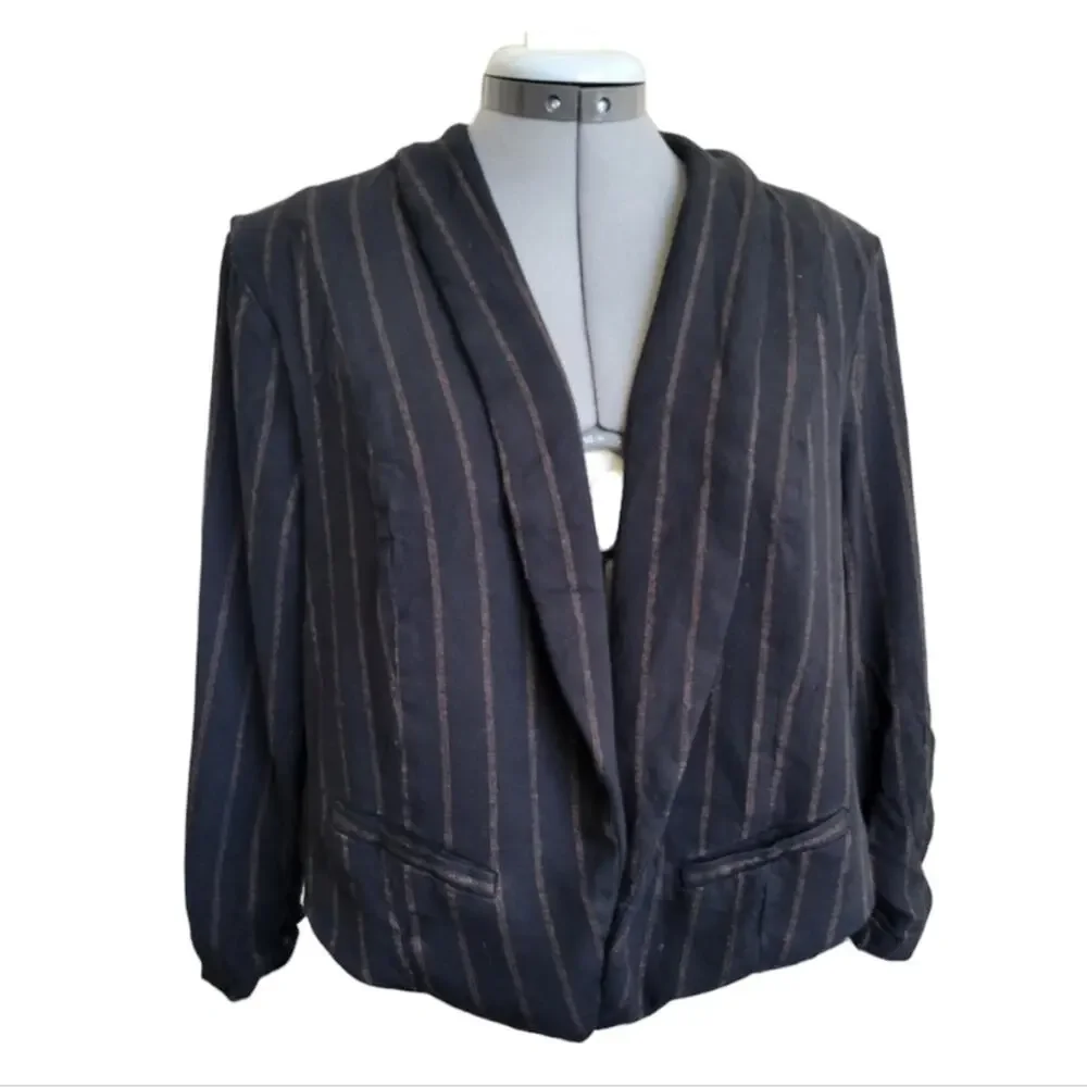Torrid Pinstripe Crop Blazer Jacket 00 (Equiv Size 8 or M/L) Black Soft